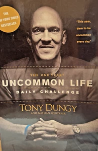 The One Year~ Uncommon Life~ Daily Challenge~By Tony Dungy & Nathan Whitaker~New - Foto 1 di 8