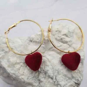 Pendientes de aro de corazón Pom Pom rojo - Imagen 1 de 2