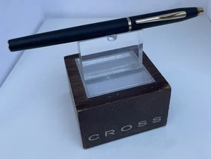 Penna a sfera a rullo Cross Century punta morbida nero opaco bordo oro vintage - Foto 1 di 10