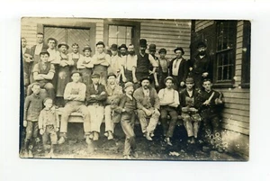 Grupo de trabajadores, foto postal RPPC, tomada por Chas Heinlein, South Natick MA - Imagen 1 de 2