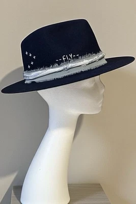 Lujoso Sombrero Blanco Bohemio Elegante Azul Marino Fedora Mosca Estilo de Viaje 22-3/8 pulgadas, Talla M Foto 1 de 4
