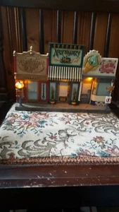 Hallmark Keepsake Hauntington Collezione Deadwood Street Shops Halloween 2005 Wh - Foto 1 di 11