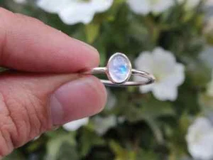 Anillo minimalista de plata esterlina 925 liso de piedra lunar arco iris hecho a mano para mujeres - Imagen 1 de 6