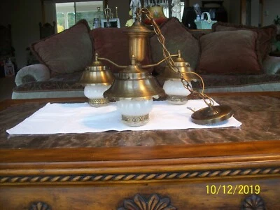 Lámpara de araña colgante vintage de 3 luces de latón y vidrio Lavery & Company Foto 1 de 4