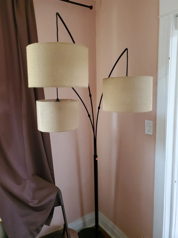 Lámpara de pie Adesso Trinity Arc acabado bronce antiguo, tonos arpillera beige Foto 1 de 4