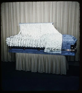 Casket Funeral - Kit de vendedor comercial - Diapositiva 3D estéreo realista de los años 50 #1682 - Imagen 1 de 3