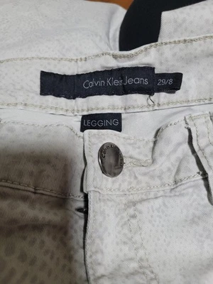 Calvin Klein 女式牛仔裤米色/灰色蛇纹印花打底裤 29/8 码 — 第 1/4 张图片