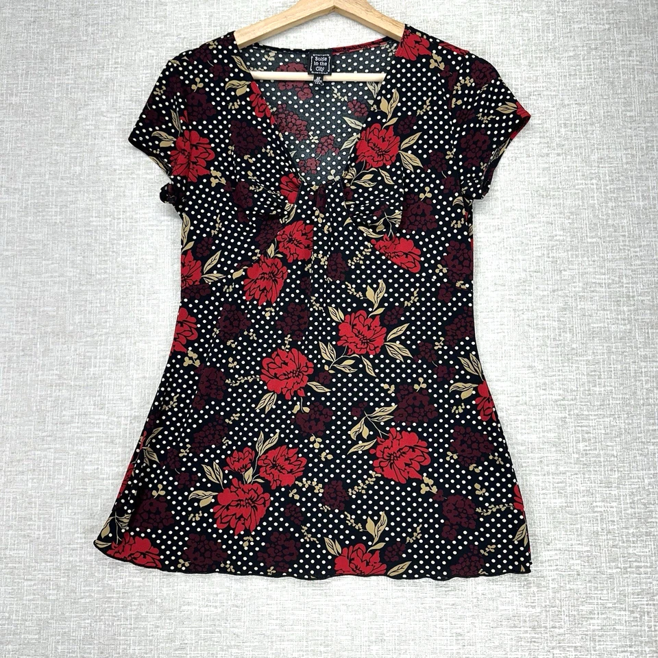 Топ женский Suzie in the City средний черный красный с цветочным узором в горошек с V-образным вырезом сделано в США - Изображение 1 из 4