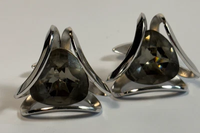 Abotoaduras vintage em tom de prata com pedra cinza esfumaçada em negrito - Imagem 1 de 4