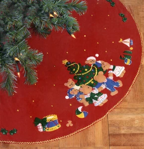 Vintage Bucilla "Teddies Around the Tree" Felt Applique Tree Skirt Kit 33708 - Picture 1 of 3