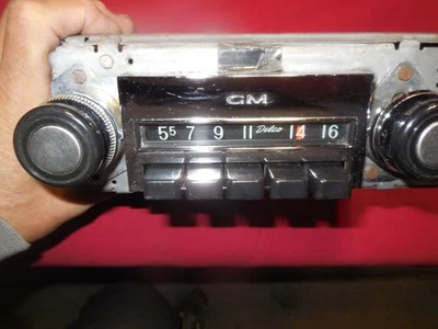 1967 - 1972 Chevrolet GMC C10 - C30 K10 - K30 Blazer Jimmy factory AM radio GM - Image 1 of 4
