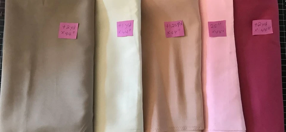 LOTE DE TELA DE POLIÉSTER DE SEDA SINTÉTICA USADA EN EXCELENTE ESTADO COLOR MANERA 5 PIEZAS MÁS 6,5 YARDAS EN TOTAL Foto 1 de 1