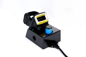 Escáner de código de barras de anillo Bluetooth 1D IP65 con batería de 550 mAh y cargador para almacenamiento - Imagen 1 de 12
