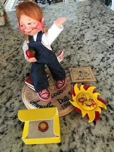 1992 ANNALEE SOCIETY LOGO PUPPE BACK TO SCHOOL MÄDCHEN HOPSKOTCH MIT BÜCHERN MIT ANSTECKNADELN  - Bild 1 von 8