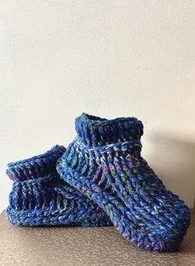  HANDARBEIT   <> gehäkelte <> Hüttenschuhe mit Filzsohle <> Gr. 40/41 <>  - Bild 1 von 2