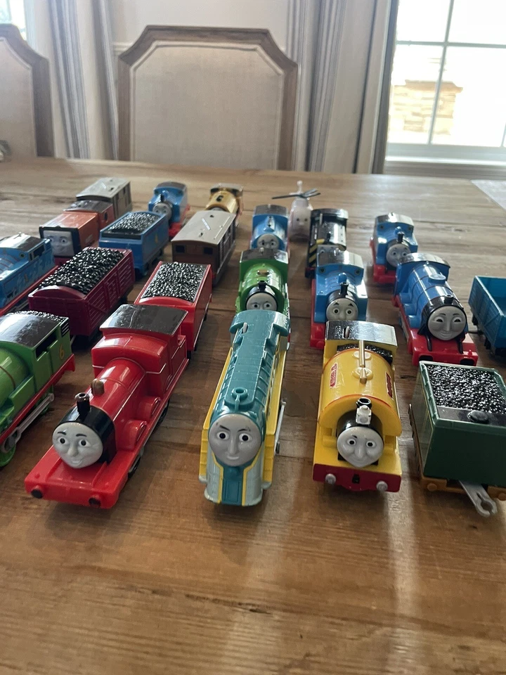 Thomas el Tren Thomas y Amigos Trackmaster Tren Motorizado Lote 22 Artículos Foto 1 de 3