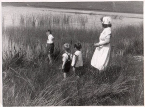 Kinder am See in Dänemark 1900 - 50er Jahre seltenes Vintage Foto klein 11x8cm - Bild 1 von 1