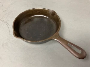 Vintage Wagner Ware? Griswold? 6 1/2 inch #3 D Cast Iron Egg Skillet Unbranded - Picture 1 of 7