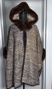 Wear to Love Poncho Mantel S/M braun Chevron Kapuze Kunstfellbesatz Cape Jacke Trend - Bild 1 von 16