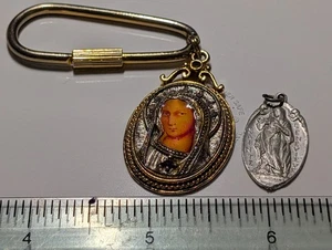 Vintage Schlüsselanhänger Heilige Jungfrau Maria + St. Genevieve Medaille Legierung Anhänger katholisch Lot - Bild 1 von 8
