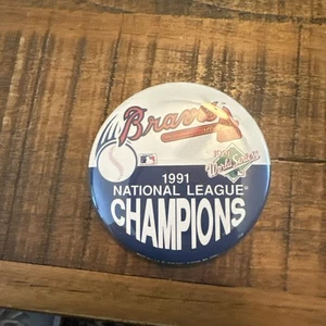 MLB Atlanta Braves 1991 Campeón de la Liga Nacional Serie Mundial 3,5” Pin Botón - Imagen 1 de 1