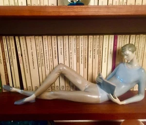 Figura de Porcelana Lladró Chico con Libro 1970 Descatalogada - Imagen 1 de 12