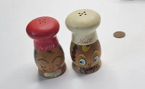 Vintage Ucagco Chef Holz Salz und Pfefferstreuer mit Folienetiketten 3 Zoll hoch - Bild 1 von 4