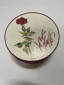 Scatola cappello rotonda vintage Lord & Taylor con grafica rosa rossa e manico in corda 7" - Foto 1 di 8