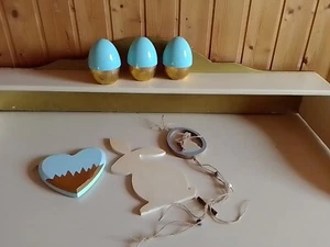Osterdekoration. 2 Holzhasen. 1 Herz. Holz. 3. Keramikeier - Bild 1 von 6