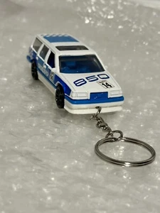 HOT WHEELS VOLVO 850 ESTATE 57/250 HW RACE DAY 2/10 WHITE 1:64 Custom KeychaiN - Picture 1 of 8