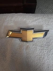 2016 - 2018 CHEVROLET MALIBU LS FRONT GRILLE EMBLEM 23125928(G) 23384200B - Picture 1 of 7
