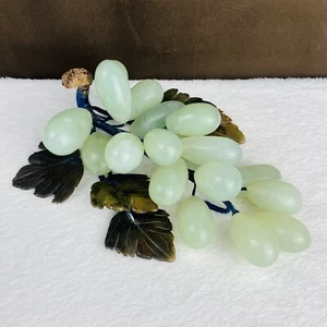 Pietra artistica intagliata verde giada pallida cinese MCM vintage anni 60 8" grappolo uva esposizione - Foto 1 di 6
