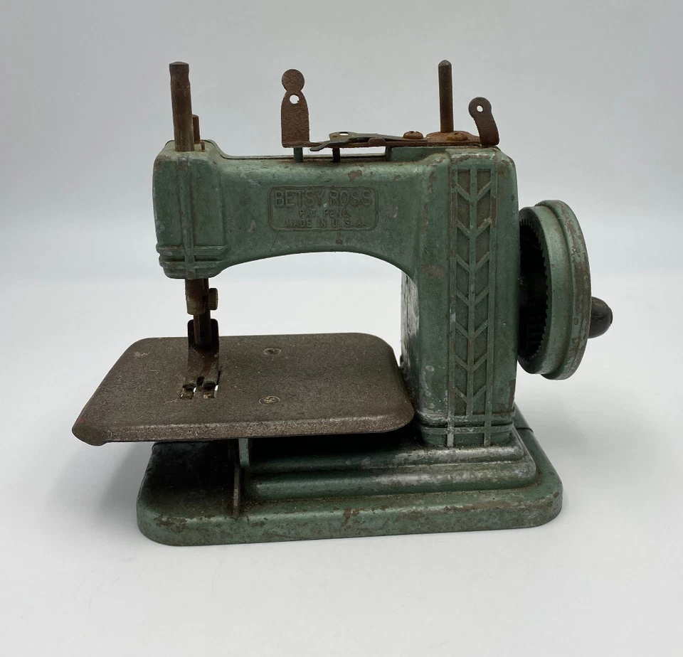 Máquina de coser vintage de metal en miniatura Betsy Ross como está Foto 1 de 4