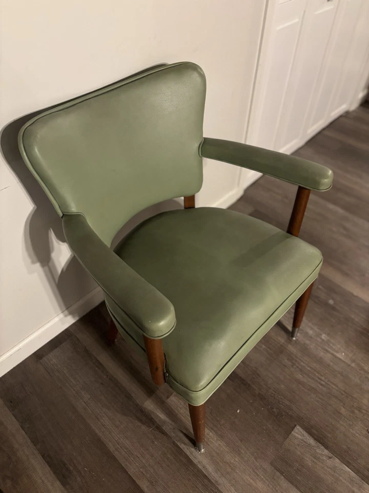 Antigua silla tapizada verde oliva mediados de siglo patas de madera mediados de siglo moderna de colección Foto 1 de 4