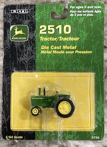 ERTL John Deere 2510 Tractor c2000 Diecast Tractor 1/64 Scale New on Card - Imagen 1 de 4