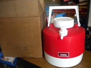 NOS Vintage 1970s Thermos Picnic Water Jug Red & White Plastic 1 Gallon Made USA - Picture 1 of 5