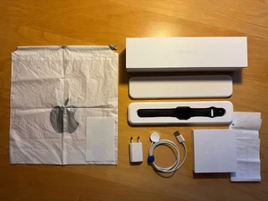 Schwarze Apple Watch Sport 1. Generation in OVP mit Zubehör und Rechnung - Bild 1 von 9