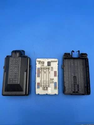 09-13 INFINITI G37 Fuse Relay Box Under Hood IPDM Controller Module 284B71BN0A - Image 1 of 4