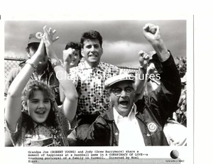 Fotografía A306 Drew Barrymore Robert Young A Conspiracy of Love 1987 - Imagen 1 de 1