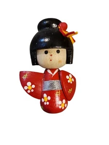 Muñeca Kokeshi japonesa de madera pintada a mano imán de recuerdo de 2,5" de alto de Japón - Imagen 1 de 3