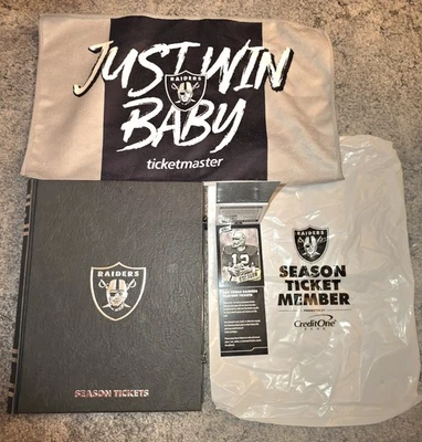 Las Vegas Raiders 2025 Seson Ticket Caja de Regalo Rally Bandera Toalla Y Tarjetas QB Difíciles de Encontrar Foto 1 de 4