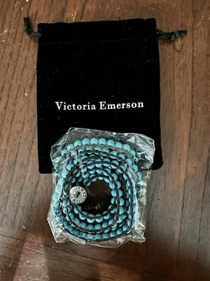 Pulseira Victoria Emerson envoltório de miçangas contas turquesa em cordão de couro preto - Imagem 1 de 2