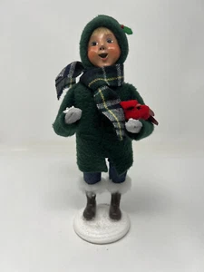 Bambola Byers Choice Carolers Christmas Boy con uccellino cardinale rosso figura - Foto 1 di 14