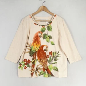 Camisa Top Alfred Dunner Mujer Grande PETITE Beige Avena Guacamayos Loros Con Cuentas - Imagen 1 de 8