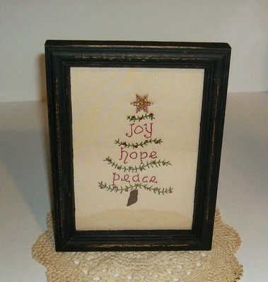 Costura de Natal primitiva #T-"Alegria, esperança, paz"--6" x 8" moldura de madeira com vidro - Imagem 1 de 4