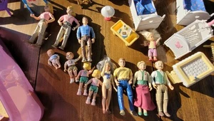 Vtg Fisher Price LOVING FAMILY Lot 40+ People Furniture Accessories 2000 EE - Picture 1 of 8