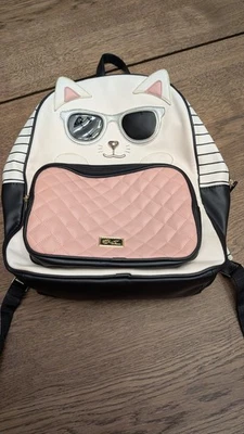 Mochila escolar para niñas, Luv Betsey de Betsey Johnson tema gato blanco y rosa Foto 1 de 4
