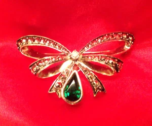 SPILLA NASTRO FIOCCO MARCASITE PIETRA NASCITA SMERALDO AVON MAY VINTAGE - Foto 1 di 4