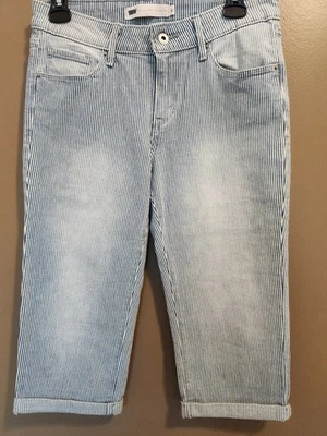 Pantalones capris para mujer Levi Distressed azul blanco a rayas talla 4 30" X 17" entrepierna Foto 1 de 4