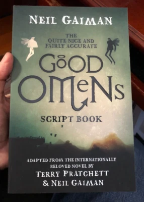"Good Omens Script Book" Neil Gaiman Headline Publishing 2019 SC Foto 1 de 4